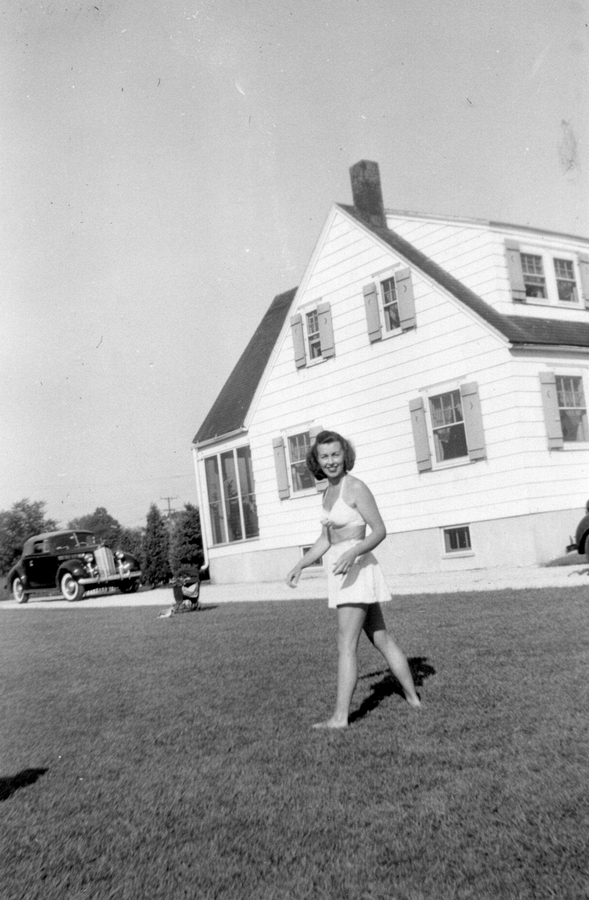 1945-09 2 Grace Barney at Spring Lake Heights.jpg