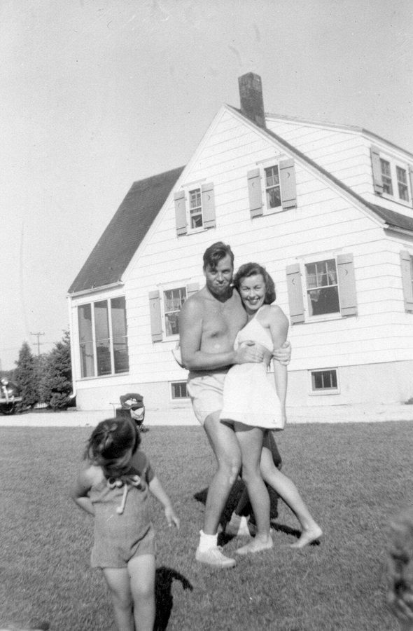 1945-09 3 Cathie, Hank & Grace Barney at Spring Lake.jpg