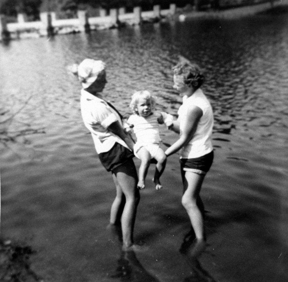 1954-08~ Kelly, Christy, Ellen.jpg