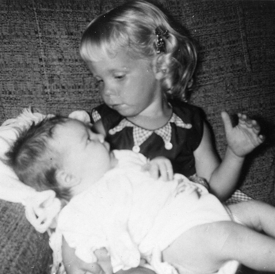 1955-08 Karen & Christy.jpg