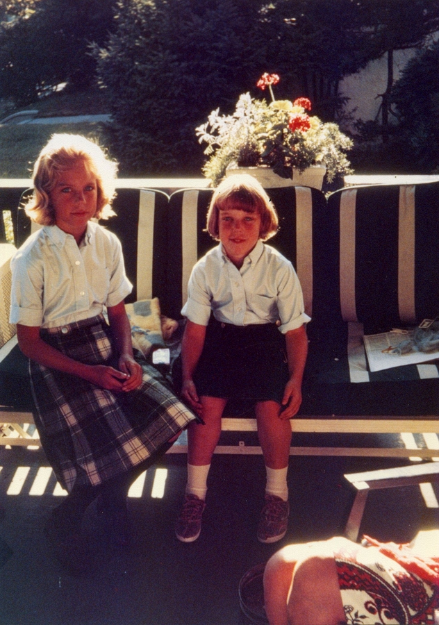 1962-09~ Christy & Karen (Toddy's knees).jpg