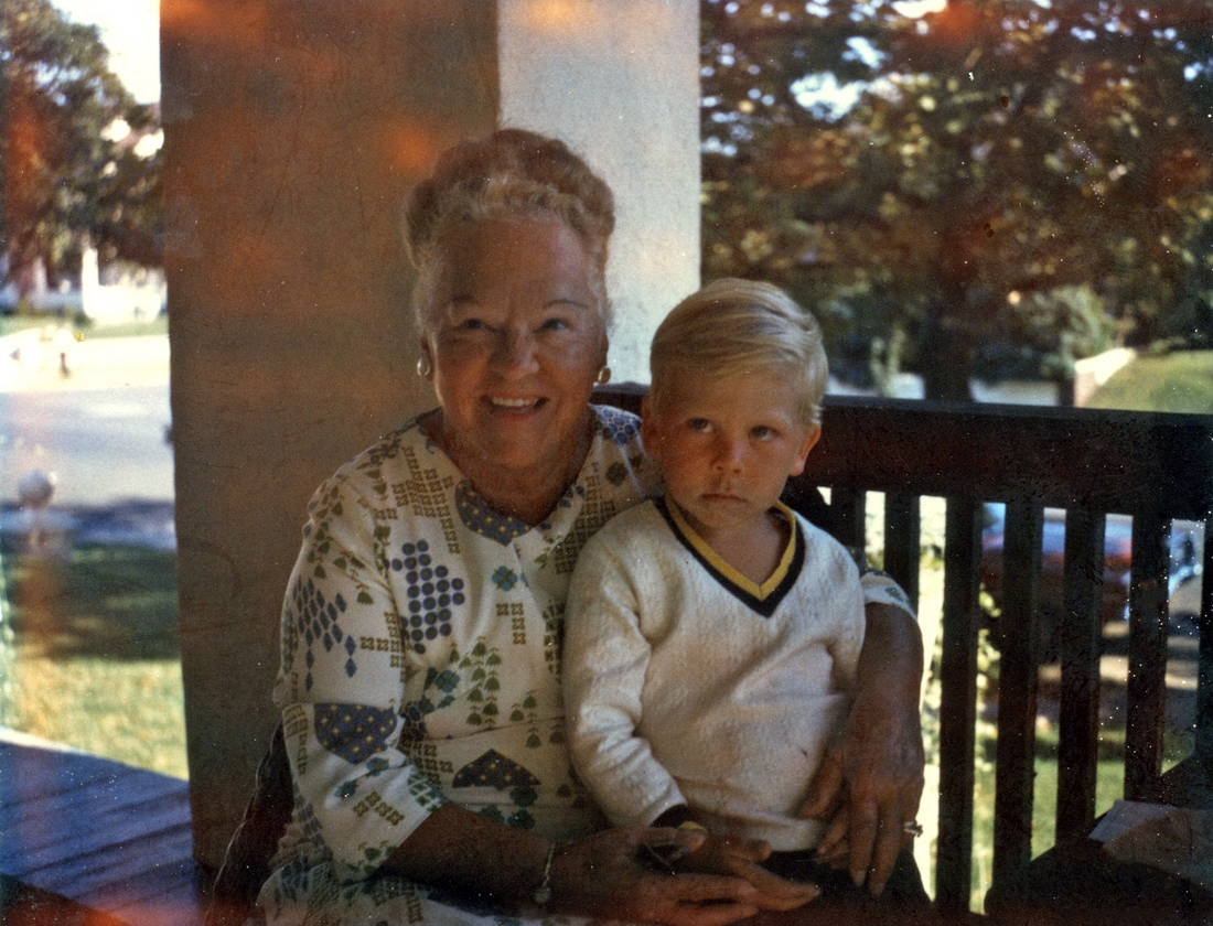 1968-08 Mabel (Nana) & Eric.jpg