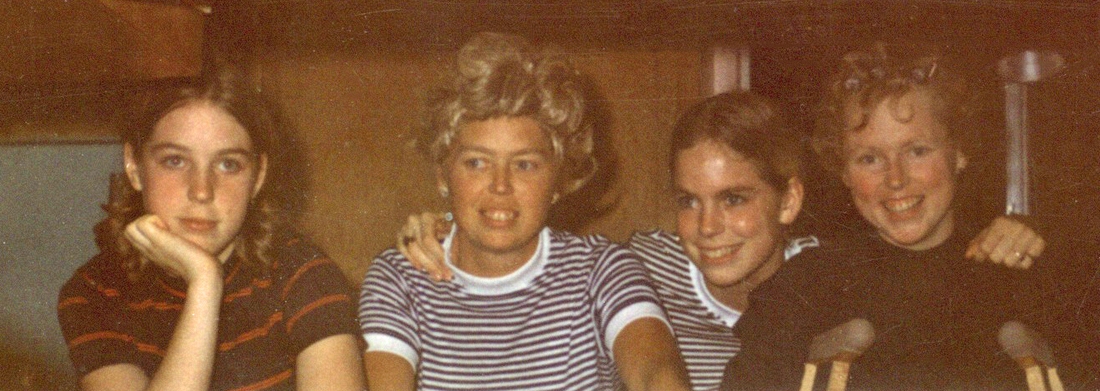 1970-04 Karen, Kelly, Christy, Ellen at Jekyll Is, Easter.jpg