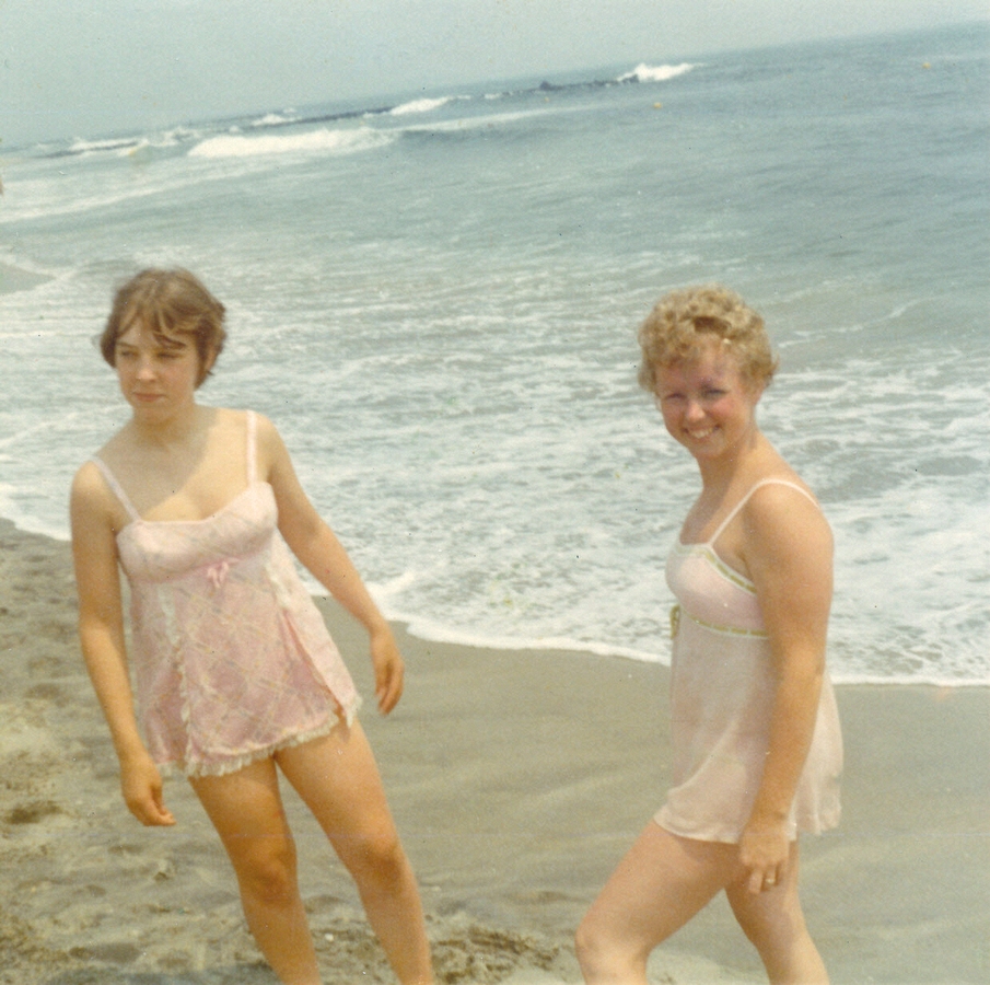 1971-07~ Karen (16) & Ellen (30).jpg