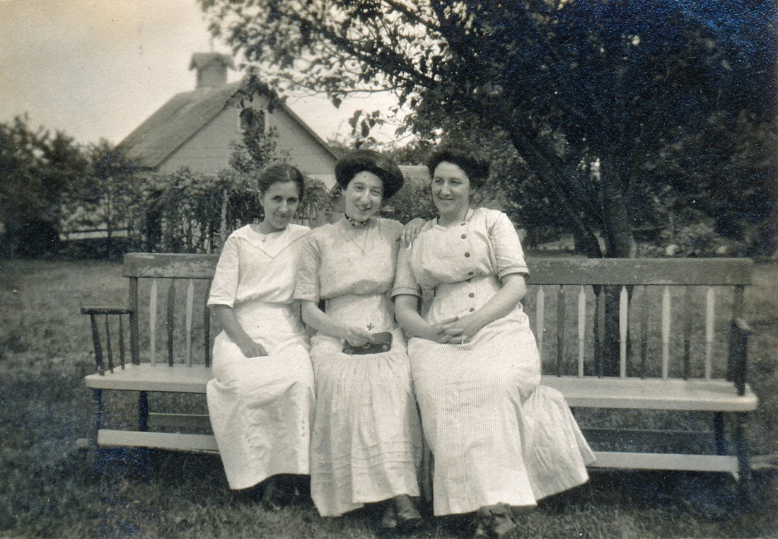 1909~ Bess Bowman, Ethel Baldwin & Liz Perry, Oxford CT.jpg