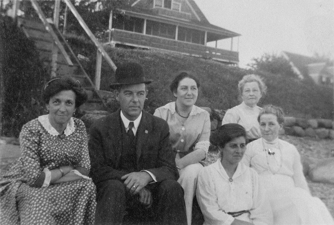 1910~ Kate Baldwin, John & Liz Perry, Mrs Ball, Mrs Benjamin & Grace Blakeslee.jpg