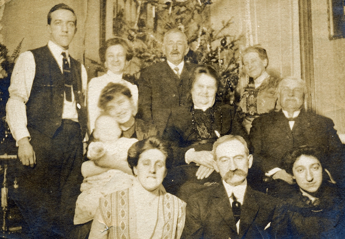 1913-12 (r) Harry & Kate Baldwin, Bill Fowler, Grace Blakeslee; (m) Steve & Roxy Baldwin, Sarah Fowler, Charles Blakeslee; (f) Edith Blakeslee, Ray Baldwin, Ethel Baldwin.jpg