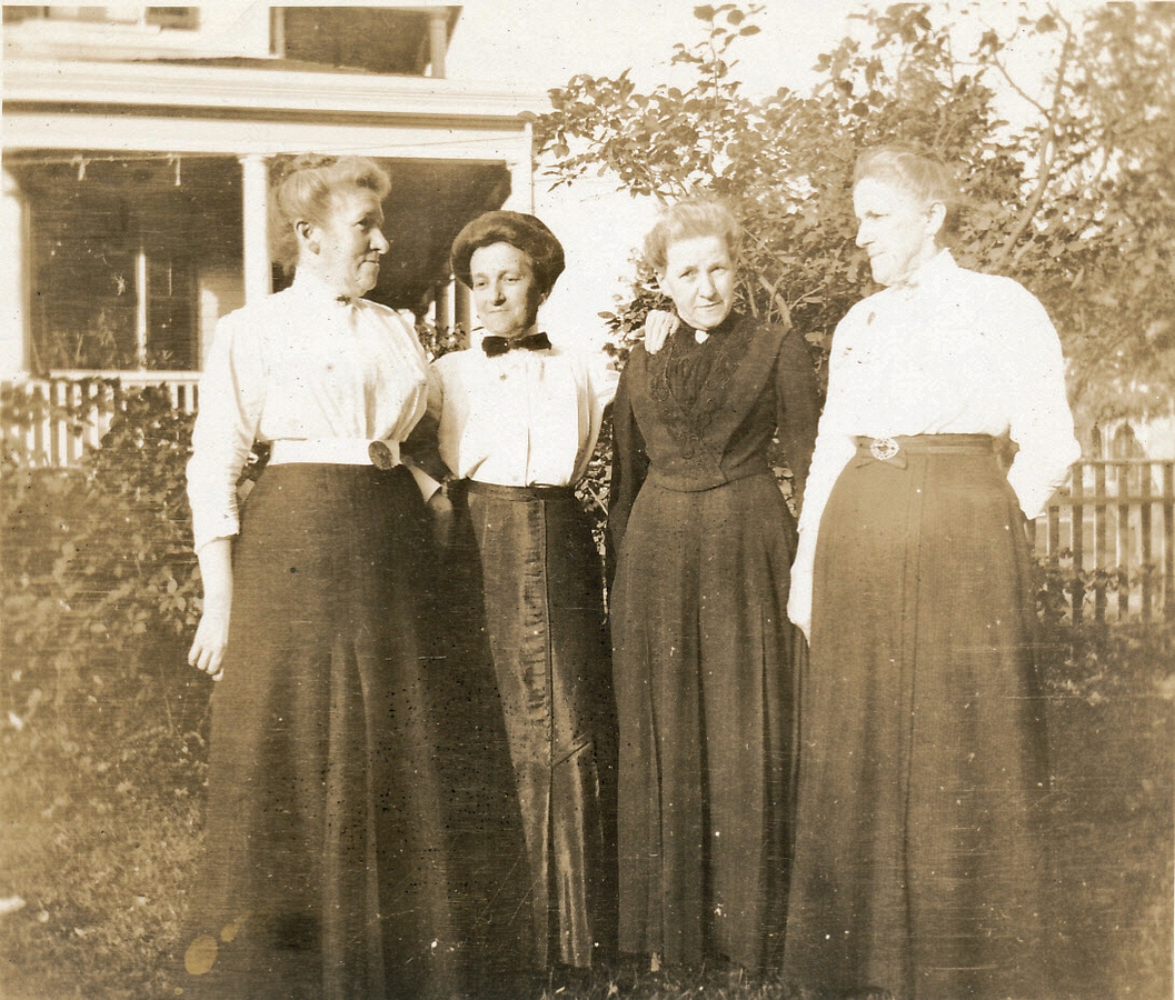 1916~ 1 Fowler Sisters - Lell Holladay (62), Katie Baldwin (59), Grace Blakeslee (71), Sis Bowman (68).jpg