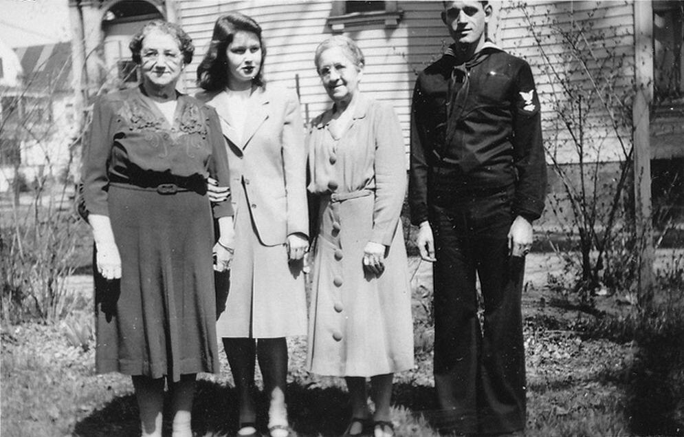 1945-04 Liz & Diane Perry, Bess Frisbie & George Razee (Razee-Wilkins wedding).jpg