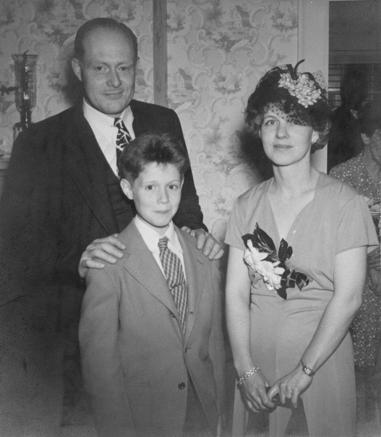 1945-04-07 09 Gaylord Dinsmore 'Rich' Richmond, Marvel (Wilkins) Richmond, and their son Dennis.jpg