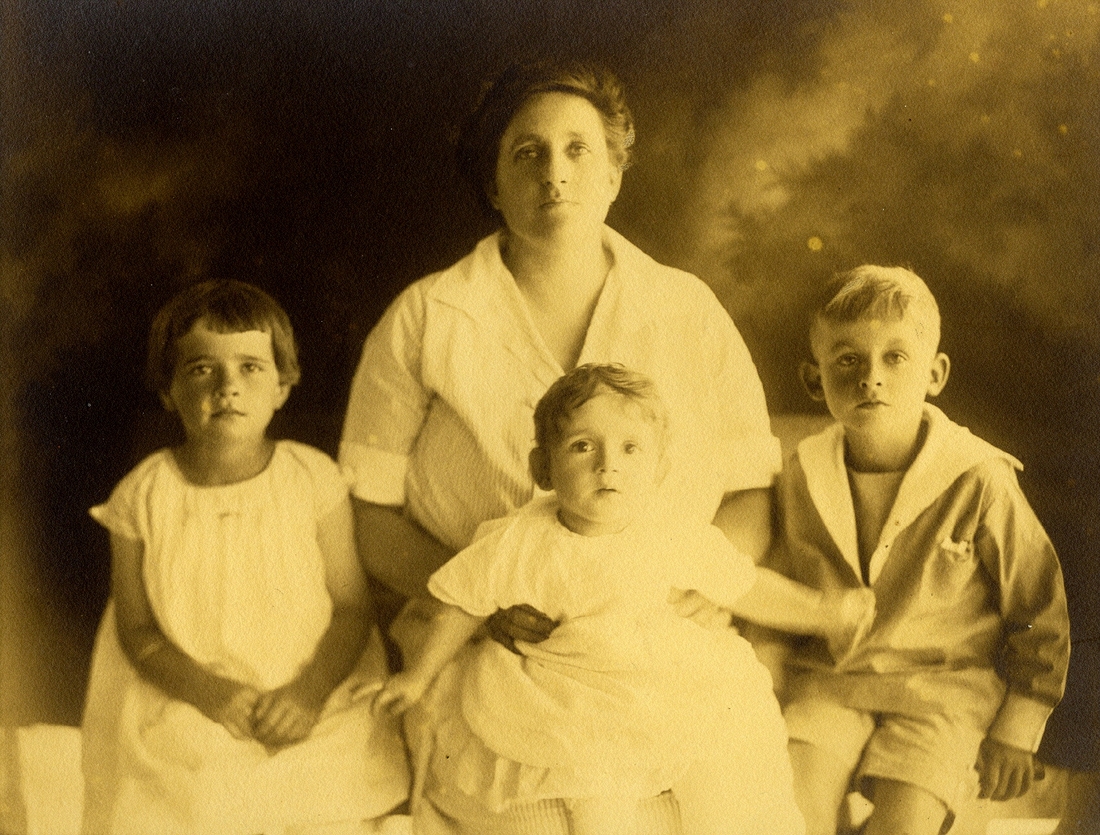 1925 Mary, George & Charlie Razee with their mother.jpg