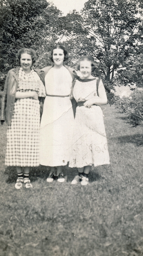 1936-04~ 8 Jean Baldwin Adams, Mary Fowler Razee [Wilkins] & Joan H Griffing [Hickerson].jpg
