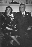 1945-10-14 Edith & George Razee, 30th wedding anniversary, home in Woodbridge CT.jpg