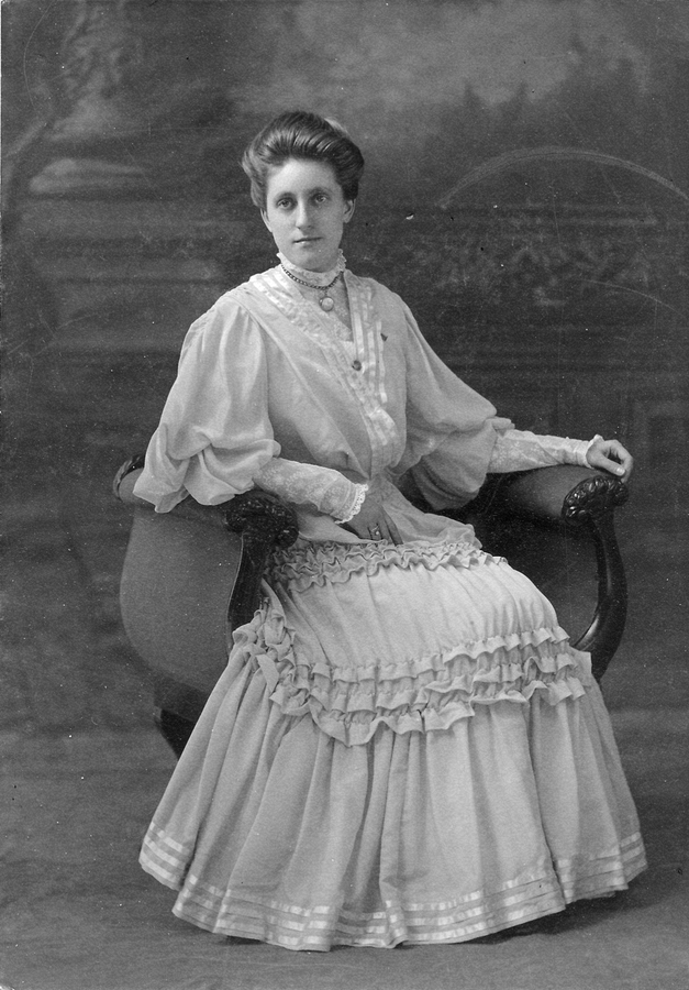 1905 0 Edith Blakeslee, New Haven HS Graduation.jpg