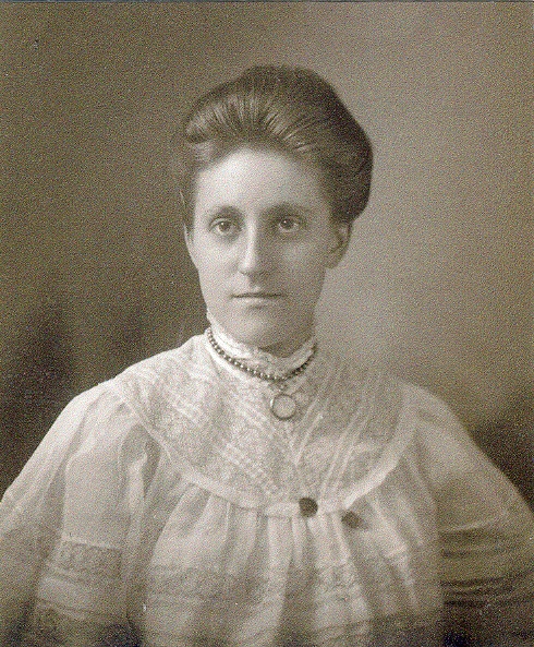 1905 2 Edith Blakeslee, New Haven HS Graduation.jpg
