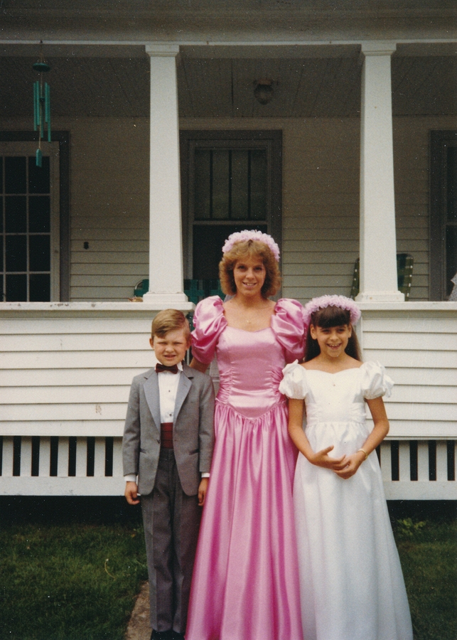1988-06-04 3 Brian Ensign, Irene & Kristina Luzzi, before the wedding of Lucinda Lee, Jacksonville VT.jpg