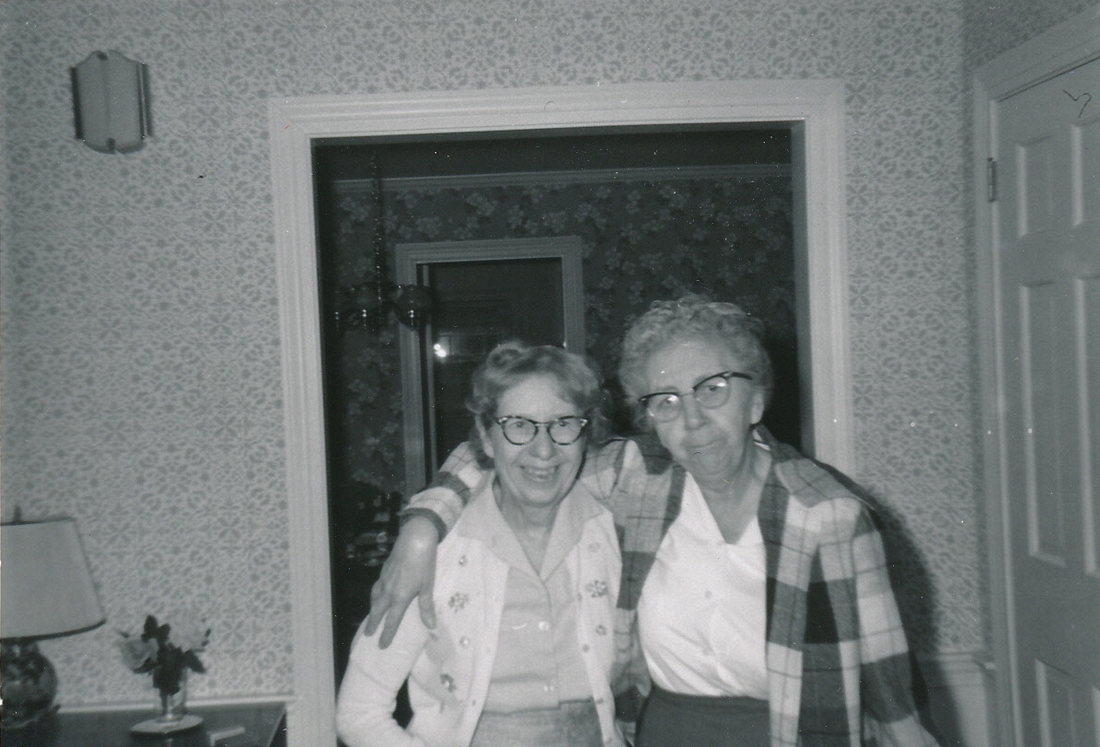 1960-10-02 Ina & Doris, Weston MA.jpg