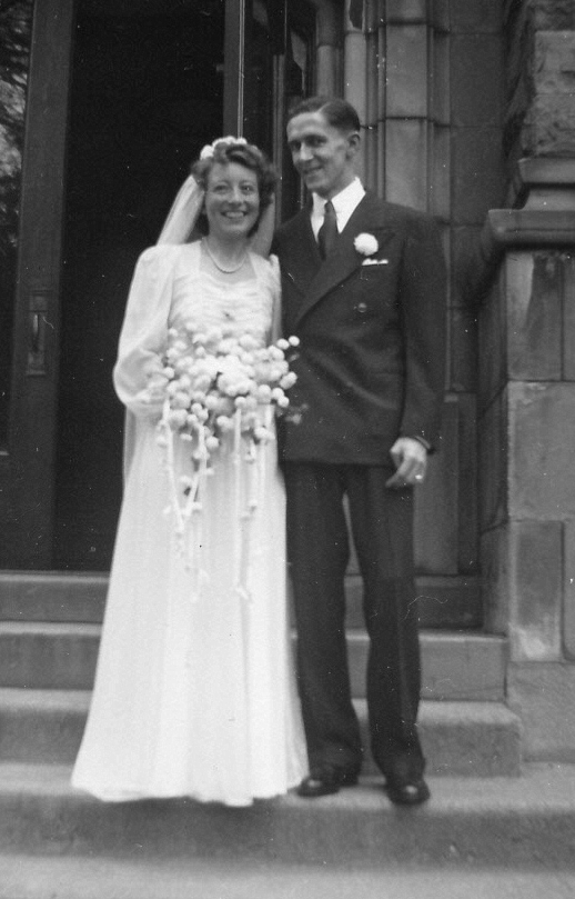 1946-09-07 Dorothy (Cate) & Walter Frisbie Jr, University Methodist Church, Syracuse NY.jpg