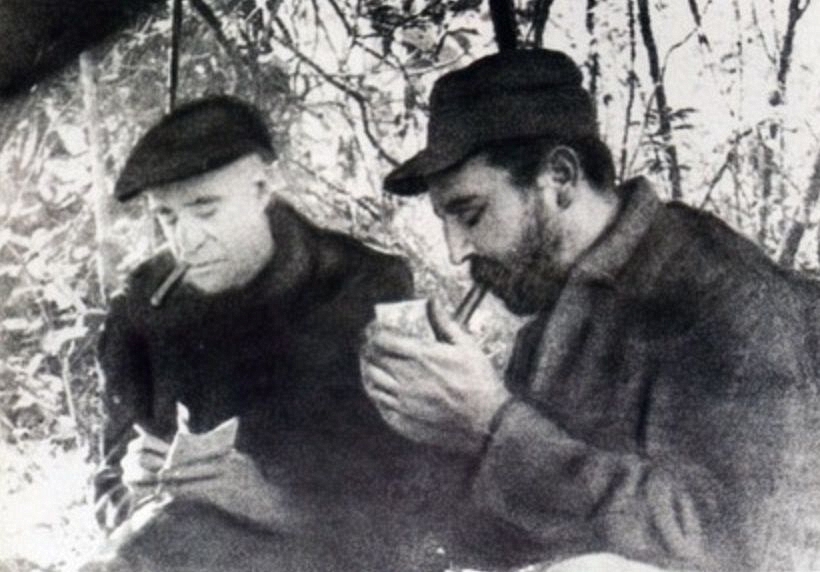 1957-02-17 Herbert Matthews (New York Times) & Fidel Castro, Sierra-Maestra, Cuba.jpg