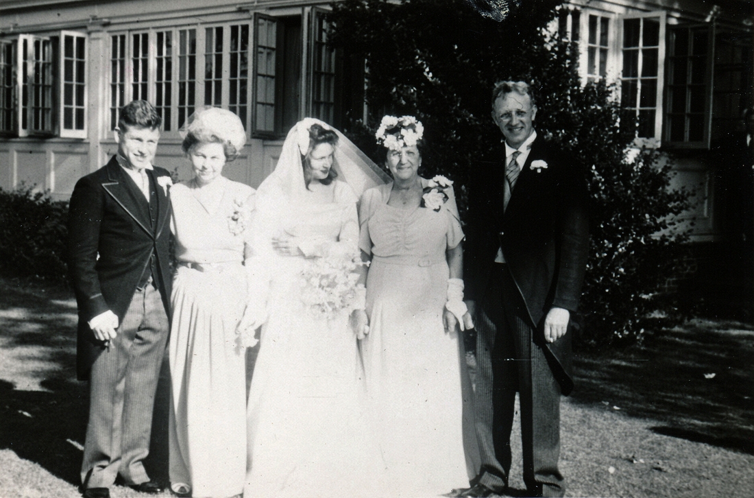 1947-06-23 5 Jack, Doris, Diane, Liz & Ped - bride's family, Wellesley CC.jpg