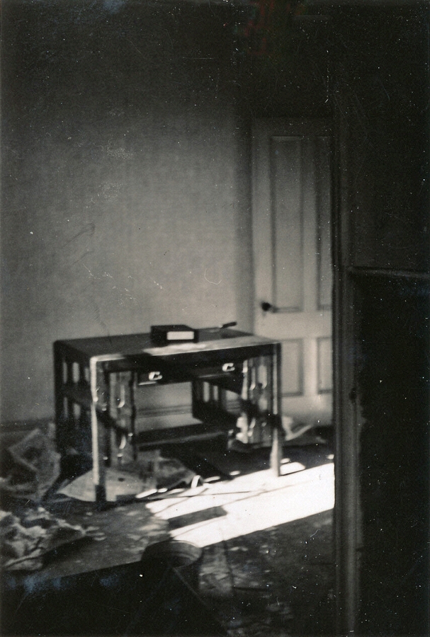 1947-07 3 Living room door.jpg