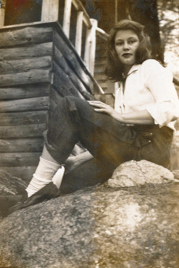 1947-07-03~ 5 'My new ring'.jpg