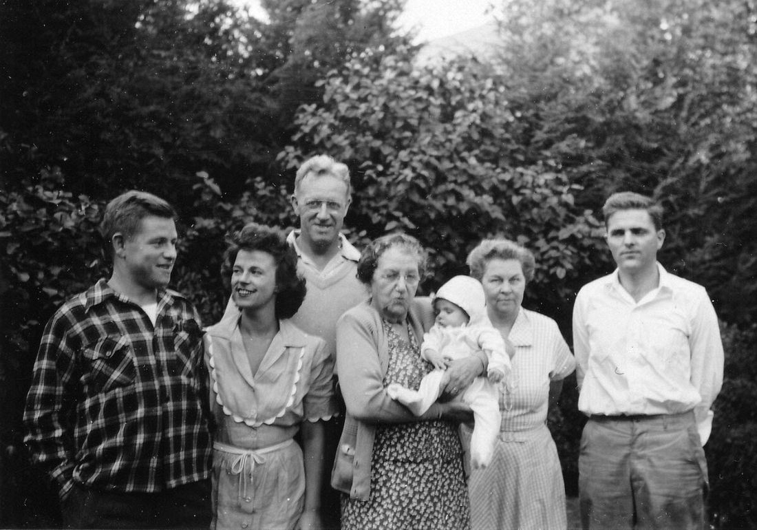 1948-10-09 2 Jack, Jinny, Ped, Liz, Pete Jr, Doris & Pete Sr; 5 Alden Rd, Wellesley MA.jpg