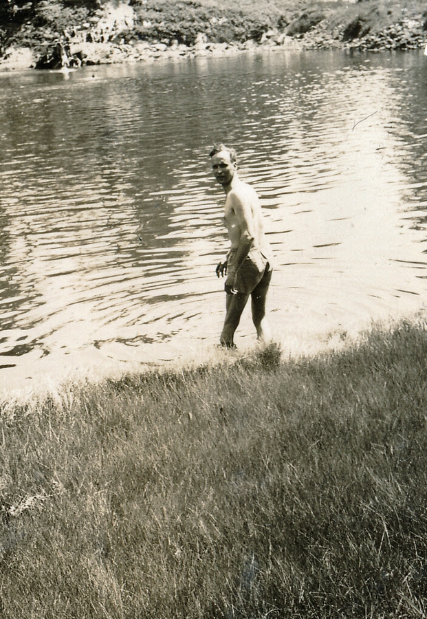 1949-06-04 4 Dick cools off (3-00 pm), Kittery Point ME.jpg