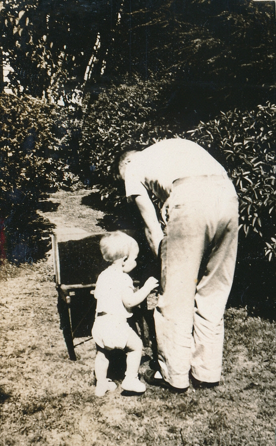 1949-08 1 Pete Jr Helps Pete.jpg