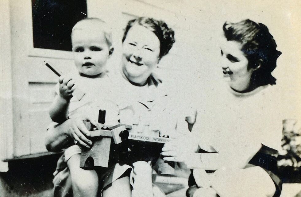 1950-07-08 5 Pete Jr with new workbench, Geneth & Til.jpg