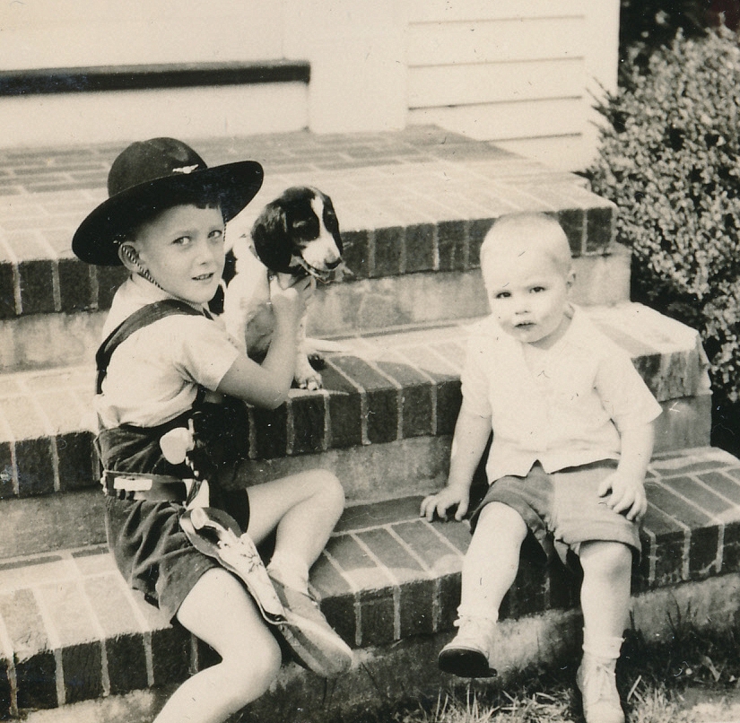 1950-08-05 1 Bobby Follett, Becky & Pete Jr, our front steps.jpg