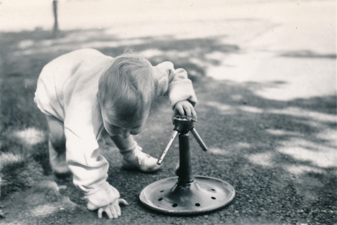1951-07~ Dan & the old green sprinkler.jpg