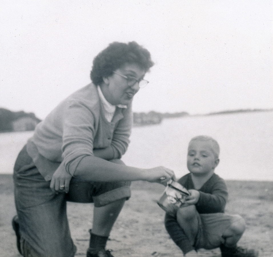 1952-10 2 Edie Hunter & Pete Jr, Hingham MA.jpg