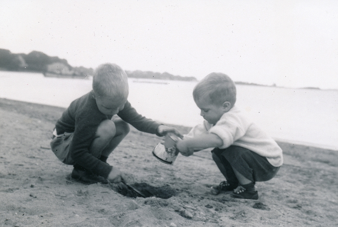 1952-10 4 Pete Jr & Dan, Hingham, MA.jpg
