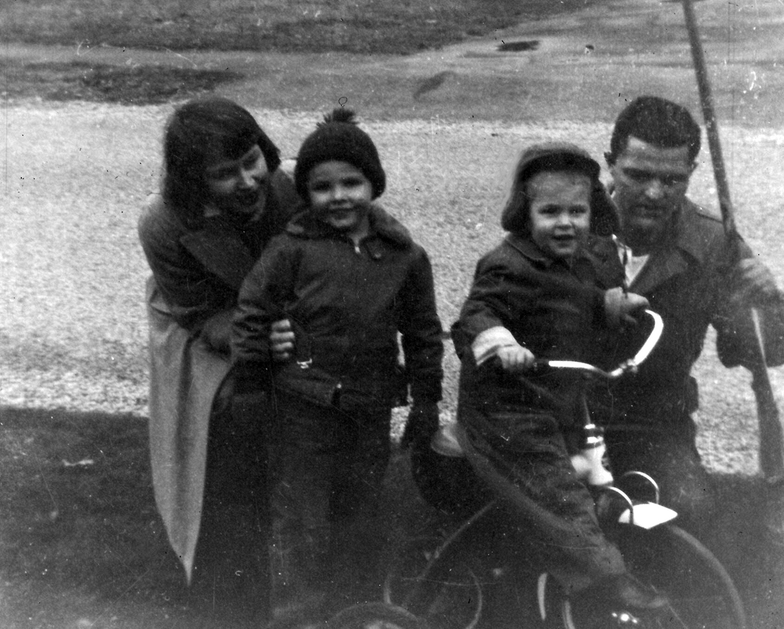 1952-11 3 Weekend visit from Mother M.jpg