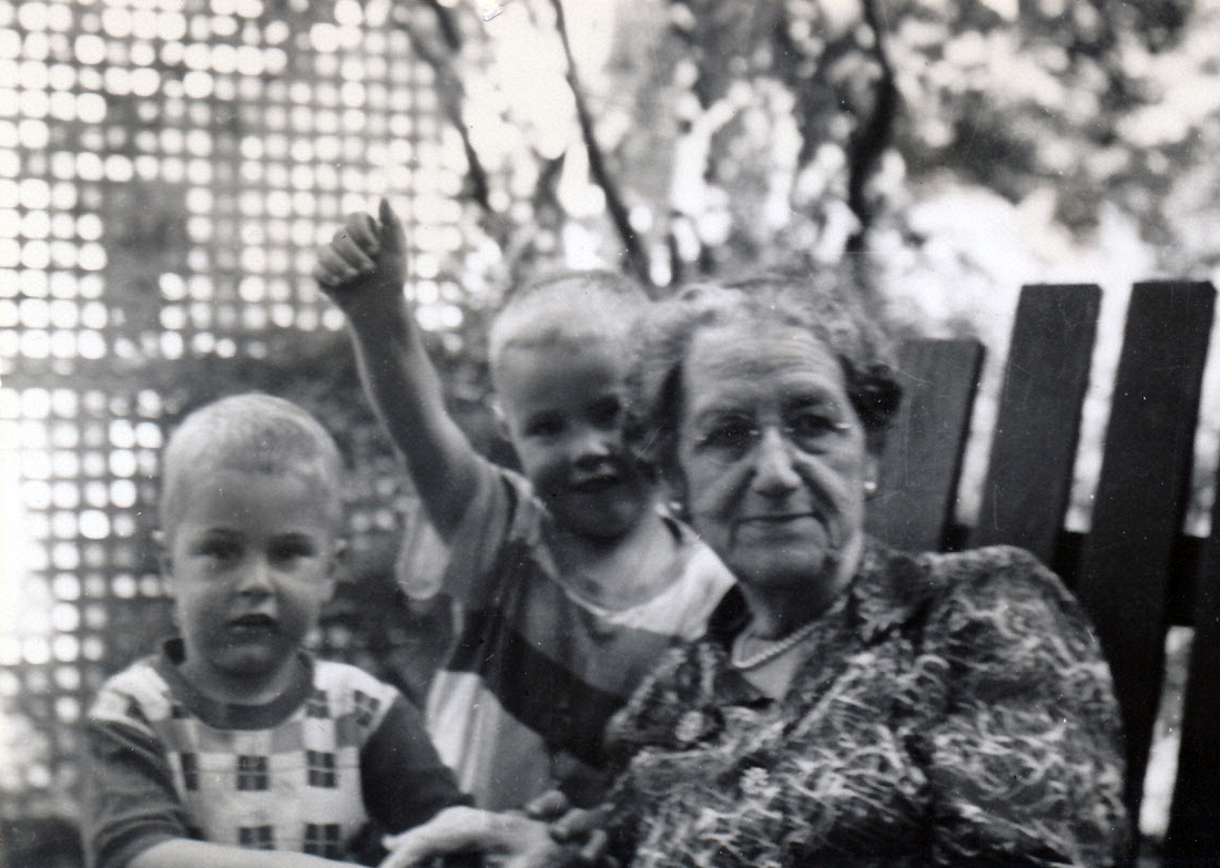1953-06~ 1 Dan, Pete Jr & Liz; 5 Alden Rd, Wellesley MA.jpg