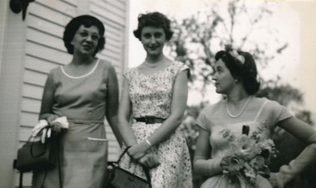 1953-08-15 3 Edie Hunter, Anne MacNeil & another friend of bride.jpg