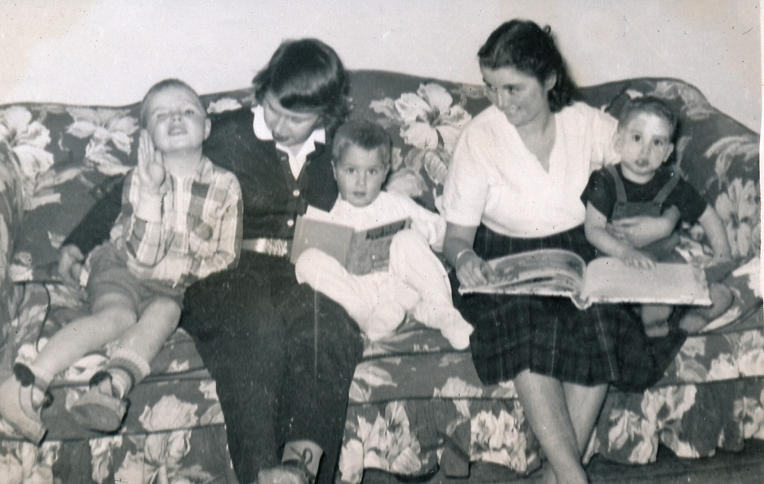 1953-11-26~ 4 Pete Jr, Diane, Dan, Til, Bob Jr; Thanksgiving, Douglaston.jpg