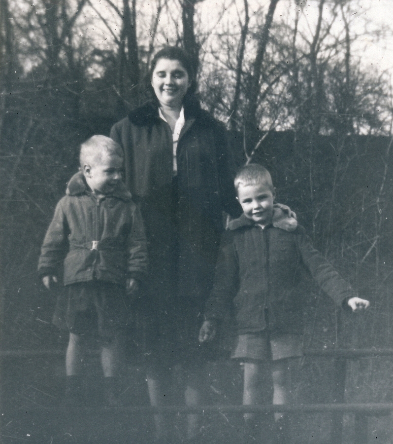 1953-11-26~ 5 Dan, Til & Pete Jr, Thanksgiving, Douglaston.jpg