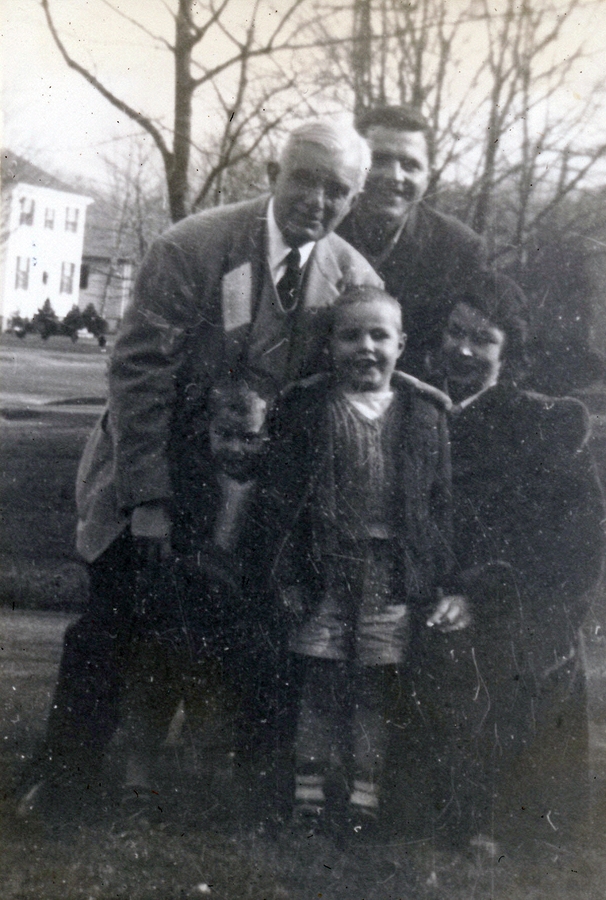 1953-12~ 07 Dan, Hilliard, Pete Jr, Pete & Diane.jpg