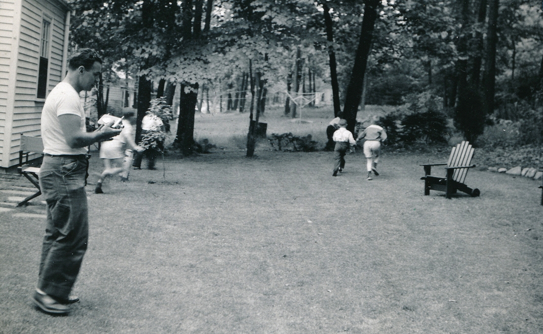 1955-06-13 4 Bob Hoyt helps out, Peanut Hunt (HBD Pete Jr).jpg