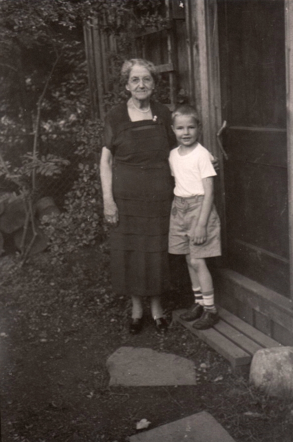 1955-06-17 1 Liz (GG) & Pete Jr (age 7), by Ped's tool house, Weare NH.jpg