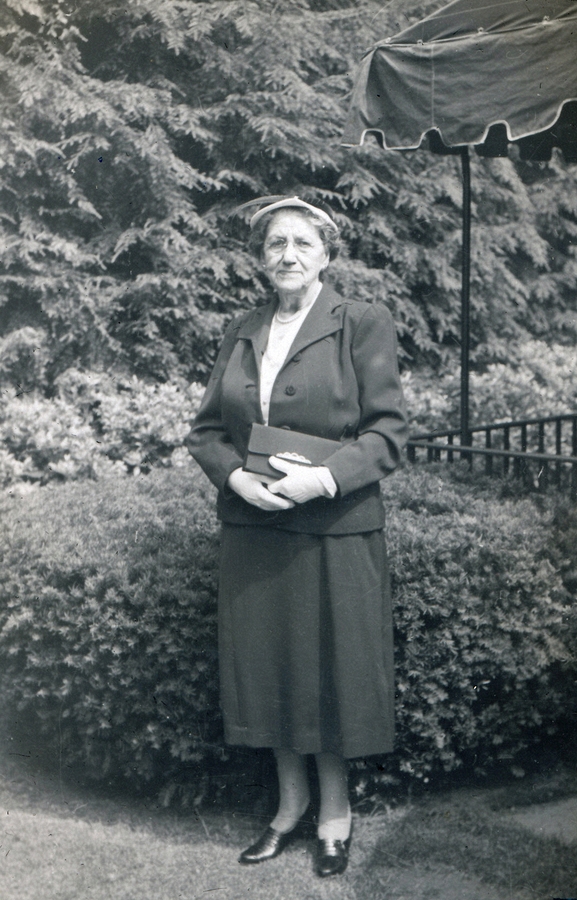1955-07~ 6 GG (Liz Perry) - 'Go to meeting clothes'.jpg