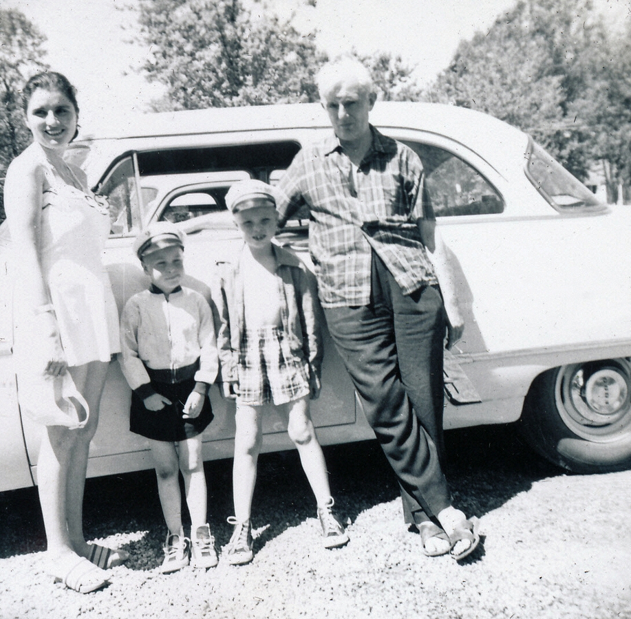 1955-08 05 Ready for the beach - Til, Dan, Pete Jr & Hilliard.jpg