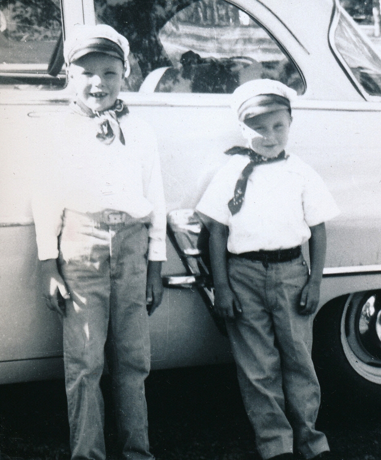 1955-08 06 Pete Jr & Dan - 'Ready for dinner & yachting cars'.jpg