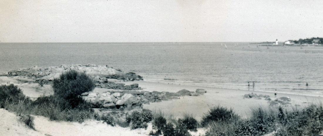 1955-09 2 Wingaersheek Beach, Gloucester MA.jpg