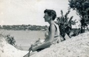 1955-09 3 Peg Henderson, East on vacation; Wingaersheek Beach, Gloucester MA.jpg