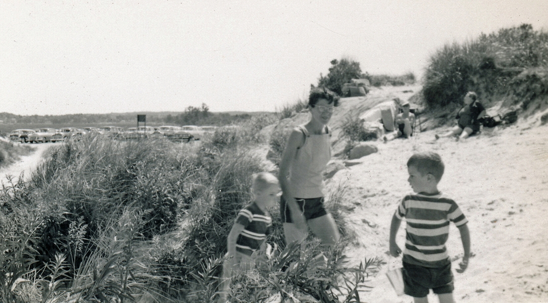 1955-09 6 Pete Jr, Peg Henderson & Dan; Wingaersheek Beach, Gloucester MA.jpg