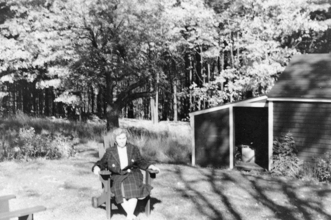 1956-10 4 Doris in back yard, Weare NH.jpg