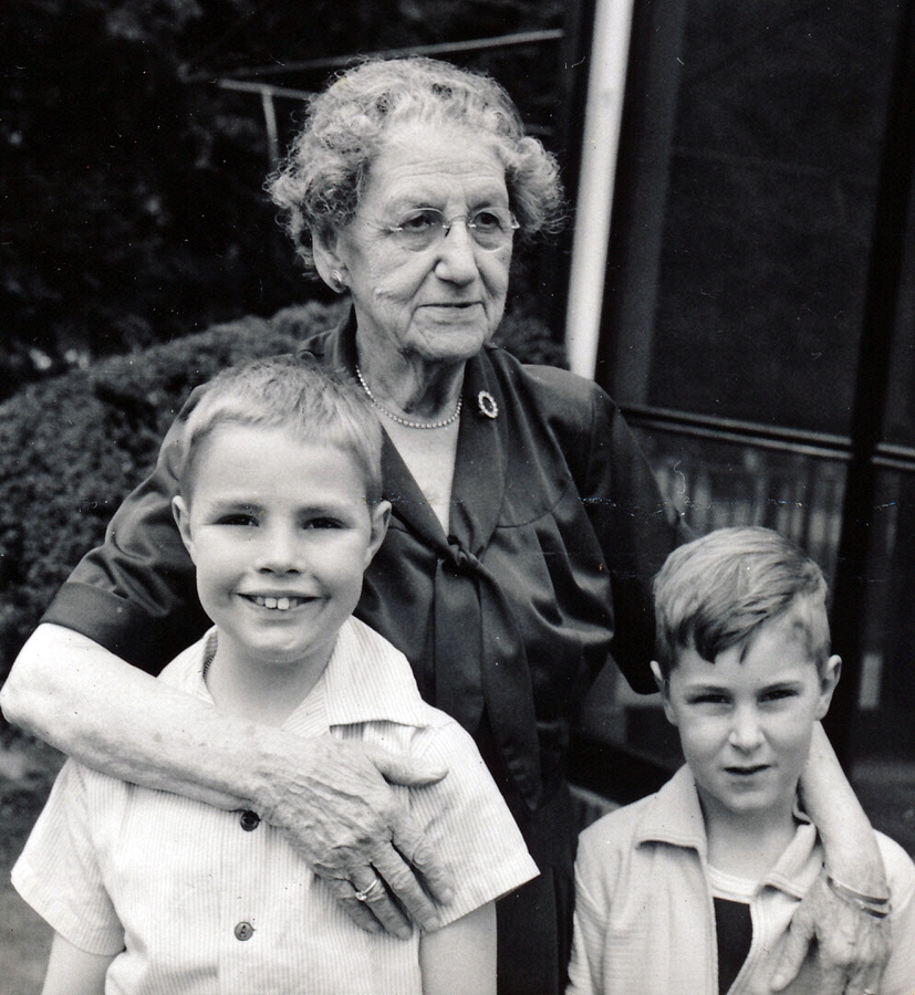 1957-04-21 5 Pete Jr, Liz & Dan; Easter, Wellesley MA.jpg